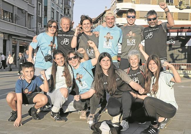 Familiares y amigos de Aranburu, en las calles de Beasain.