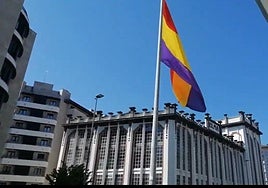 Una izada anterior de la bandera republicana delante de Elma.
