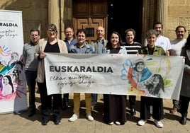 Atzo goizean udaletxeko ordezkariek Euskaraldia ekimenari babesa adierazi zioten.