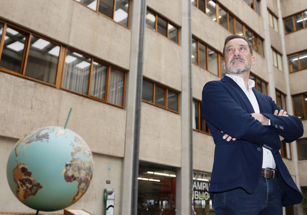 Iñigo Urrutia, Aldezle de la UPV/EHU, en el campus de Leioa junto a la bola del mundo.