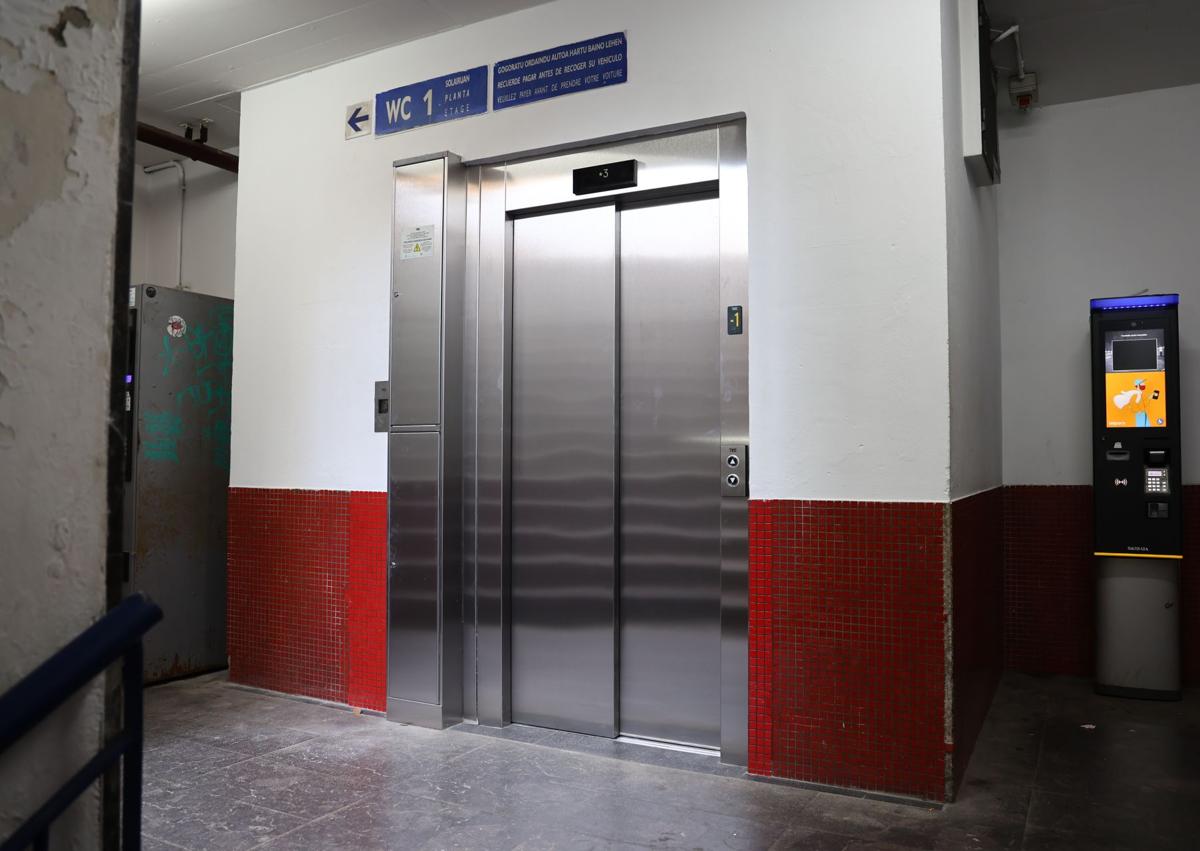 Imagen secundaria 1 - Nuevas máquinas para acceder de noche a los parkings Okendo y Boulevard y el nuevo ascensor que se estrenará en breve en el segundo aparcamiento.