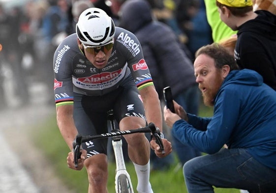 El ciclista Mathieu van der Poel en un momento de la carrera.