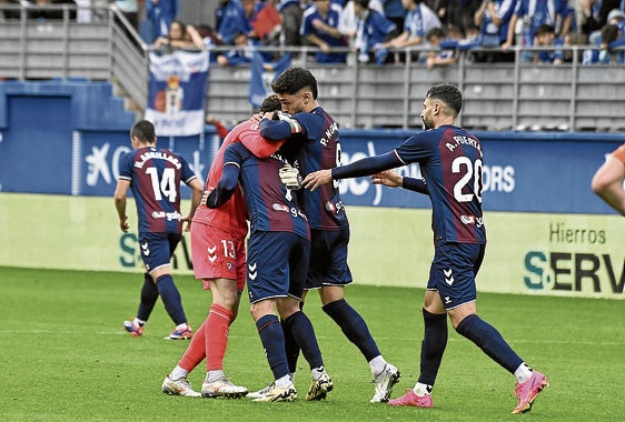 Los jugadores del Eibar celebran el gol que les mantuvo invictos en su último partido en Ipurua.
