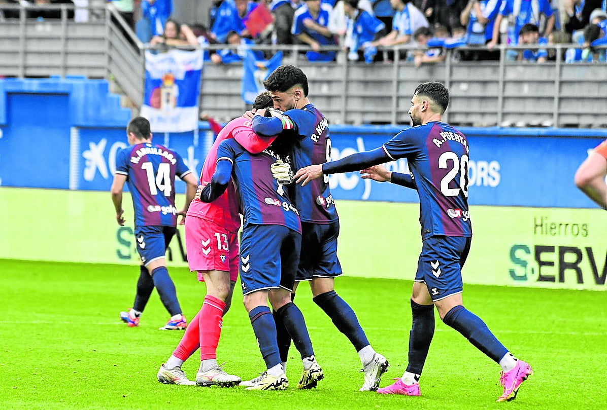 Los jugadores del Eibar celebran el gol que les mantuvo invictos en su último partido en Ipurua.