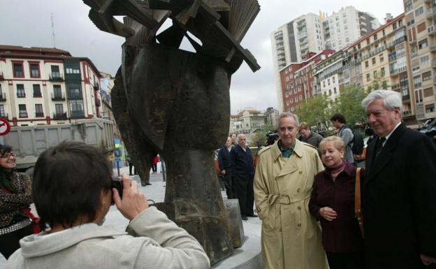 Vargas Llosa, en Bilbao, junto al escultor Manolo Valdés.