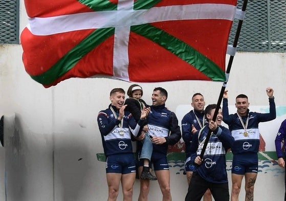 Andrea Astudillo ondea la ikurriña tras ganar Urdaibai el Campeonato de Euskadi de bateles.