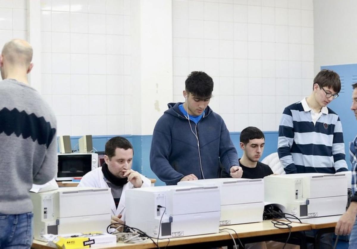Alumnos de FP de Arizmendi reacondicionan 260 impresoras para escuelas de África