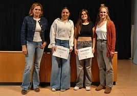 Irabazleak (bat falta da) sariak banatzeko ekitaldian.