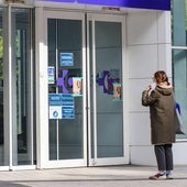 Una mujer, frente a la entrada del ambulatorio de Amara en San Sebastián.