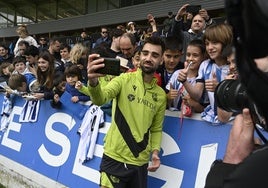 El jugador firmó autógrafos y se hizo fotos con los seguidores en Zubieta