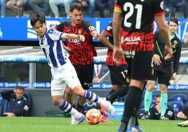 Kubo trata de zafarse de varios jugadores del Mallorca