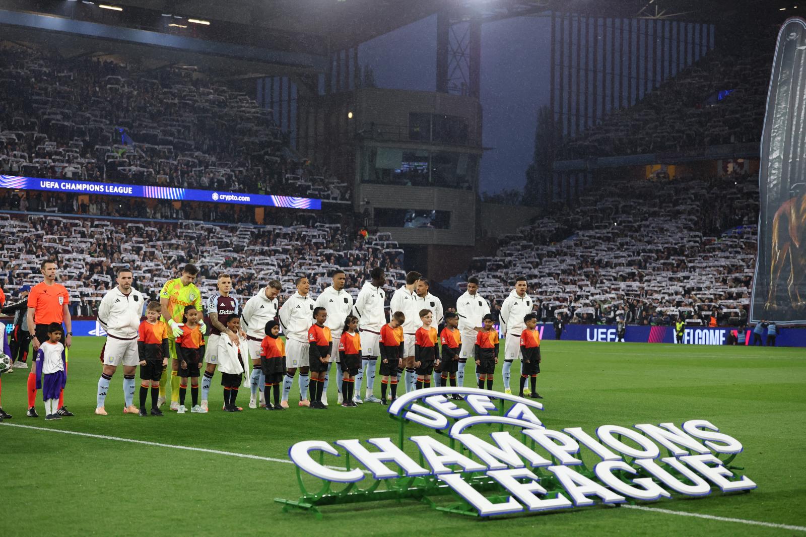 Momento en el que, con todo preparado en Villa Park, sonó el himno de la Europa League y no el de la Champions