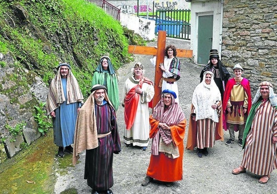 Parte del elenco que actuará este viernes en la calle Amara 23.