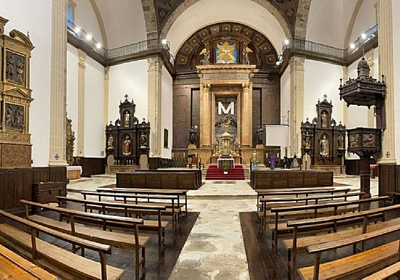 Una vista de la nave y el sagrario de la parroquia de Nuestra Señora de la Piedad.
