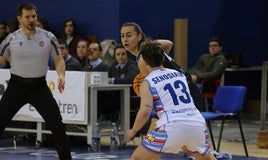 Alba Prieto trata de hacer un pase en el encuentro ante el Ardoi en el Gasca.