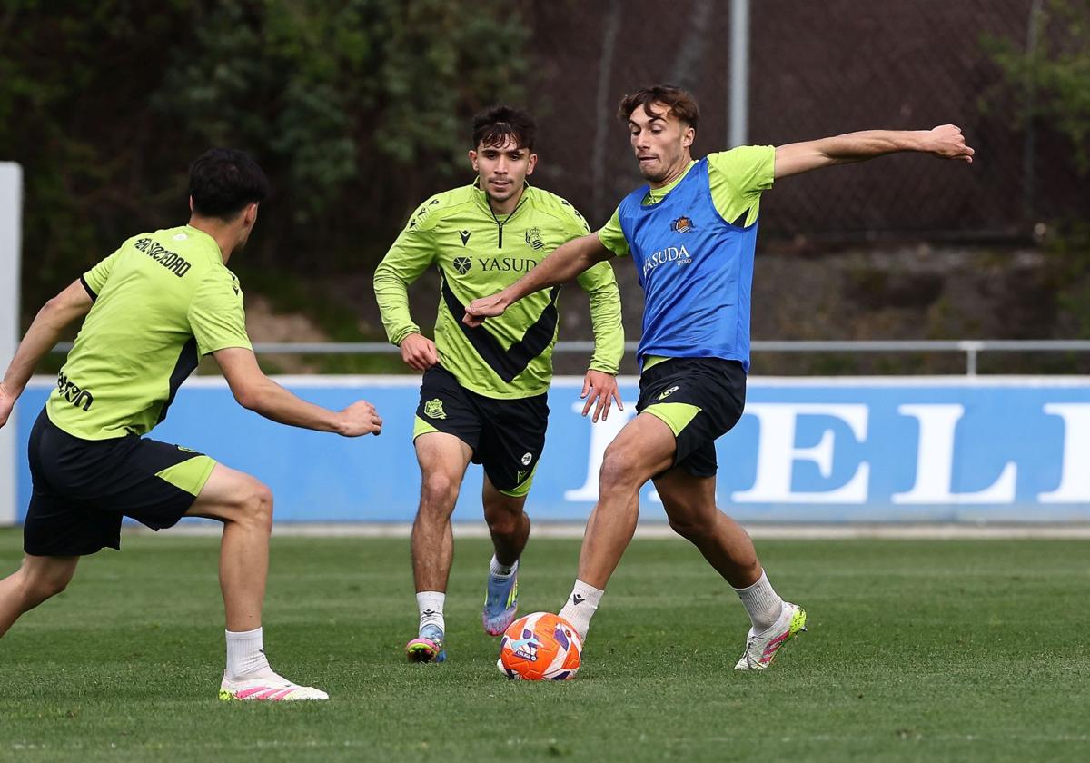 Goti controla un balón delante de Pablo Marín durante el entrenamiento del miércoles en Zubieta