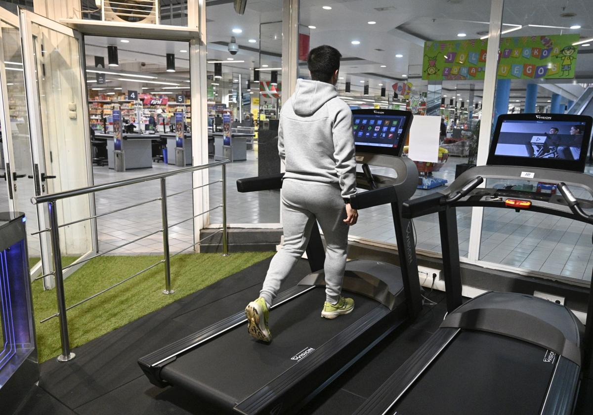 El gimnasio A27 Kirol Zentroa, abierto este enero, comparte espacio con un supermercado del centro comercial de Olaberria.