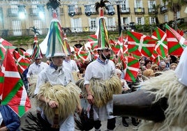 Una celebración del Aberri Eguna en Bilbao con presencia de un grupo de joaldunak.