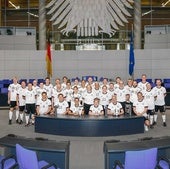 El equipo de fútbol de los diputados alemanes posa en el parlamento de Berlín.
