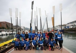 Las remeras de Illunbe posan en el muelle de Hospitalillo antes de iniciar un entrenamiento con vistas a su preparación para participar en la Liga ABE, donde se convertirán en la primera trainera íntegramente femenina en participar.