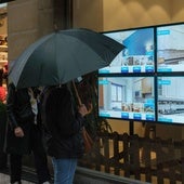 Una persona mira el escaparate de una inmobiliaria en San Sebastián