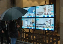 Una persona mira el escaparate de una inmobiliaria en San Sebastián