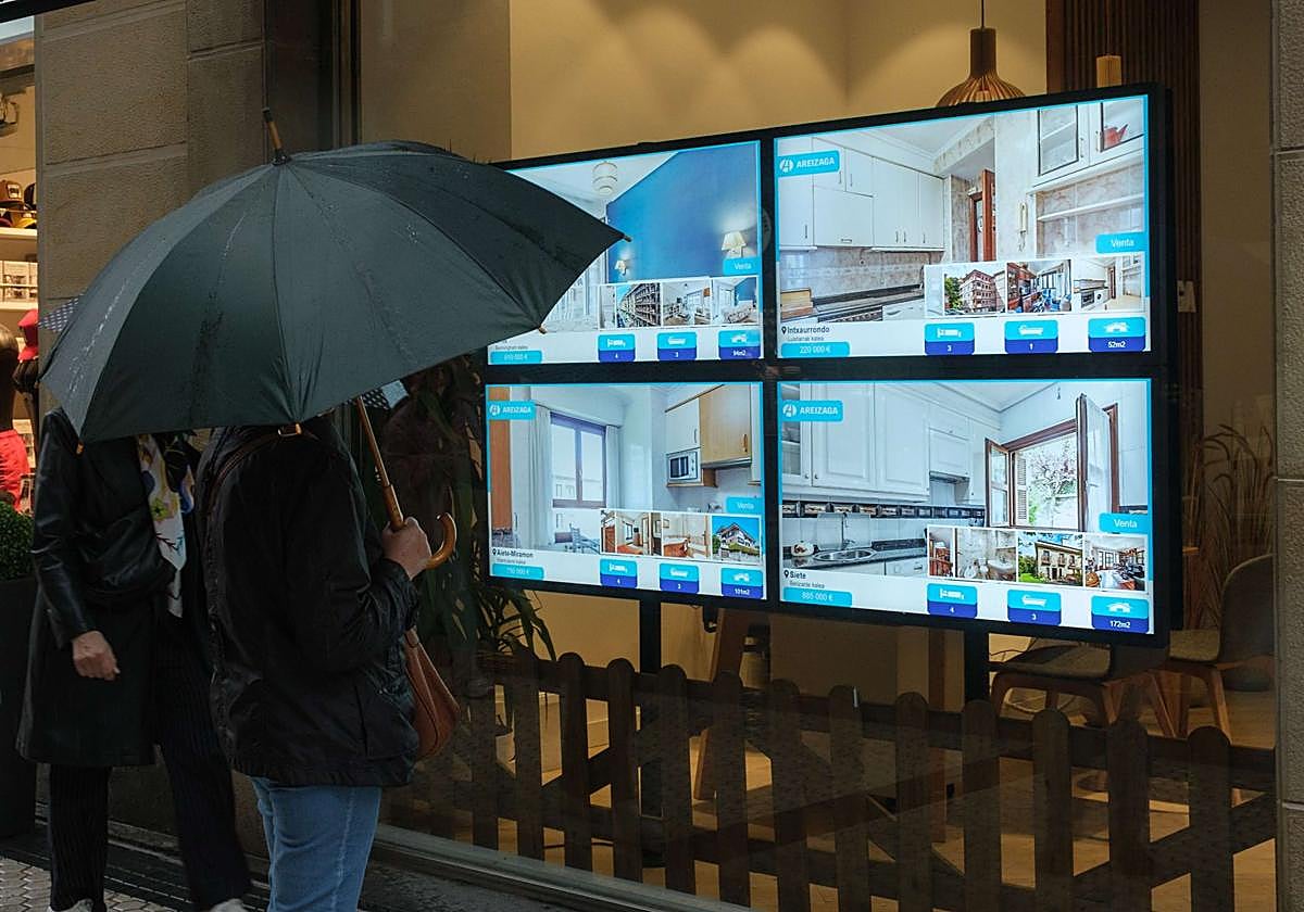 Una persona mira el escaparate de una inmobiliaria en San Sebastián