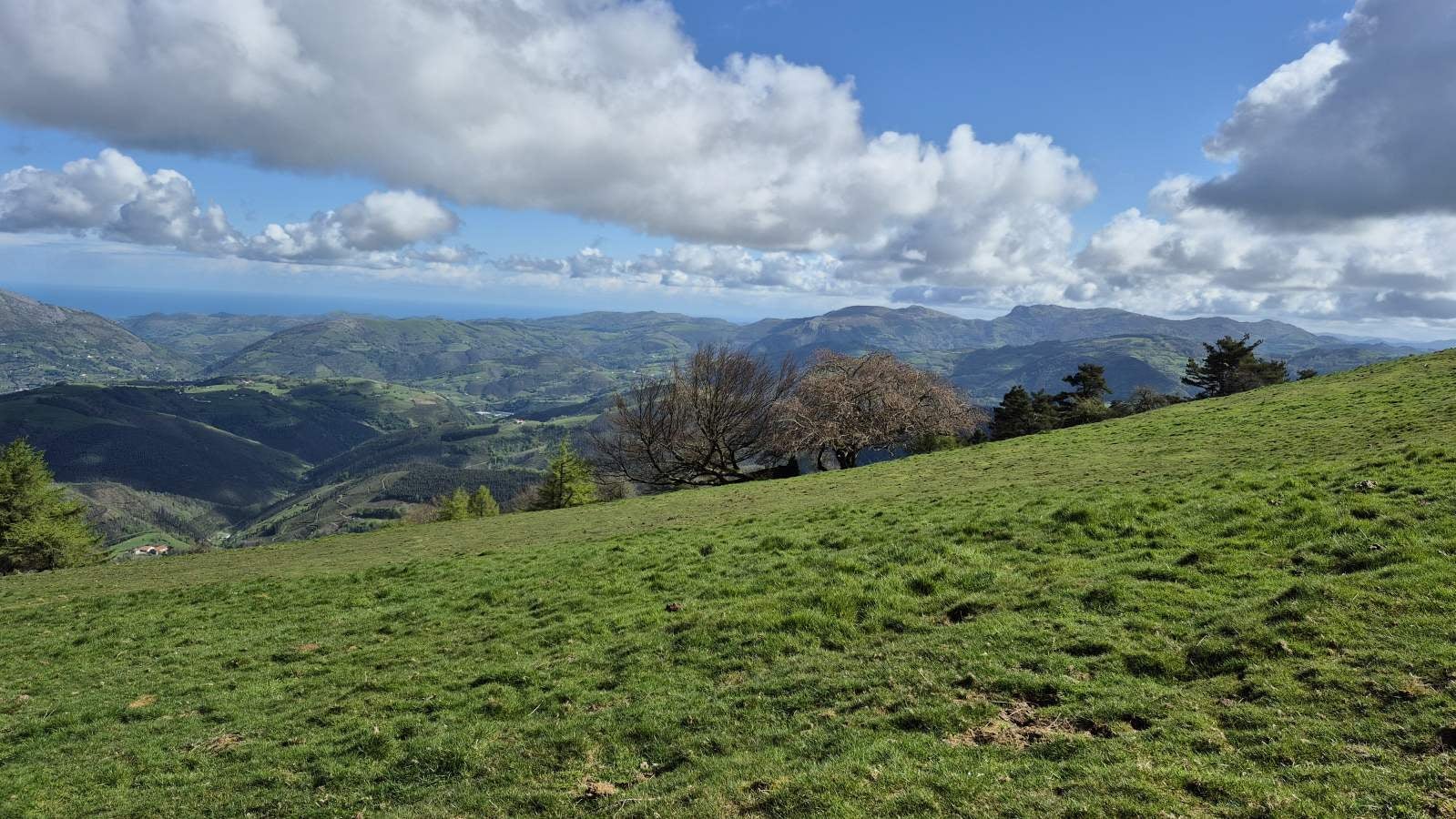 Las impresionantes vistas desde la cruz de Izazpi