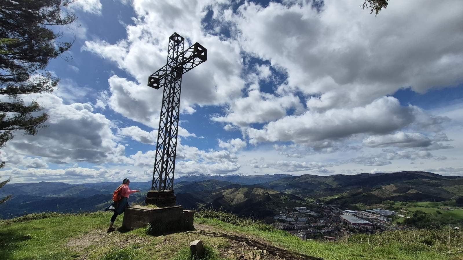 Las impresionantes vistas desde la cruz de Izazpi