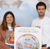 Maitane Ipiñazar y Javi Ollo posan con el cartel para presentar los actos del Aberri Eguna del PNV.