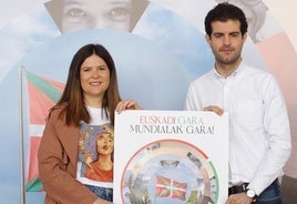 Maitane Ipiñazar y Javi Ollo posan con el cartel para presentar los actos del Aberri Eguna del PNV.