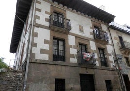 El exterior de la casa-museo Arizmendienea.