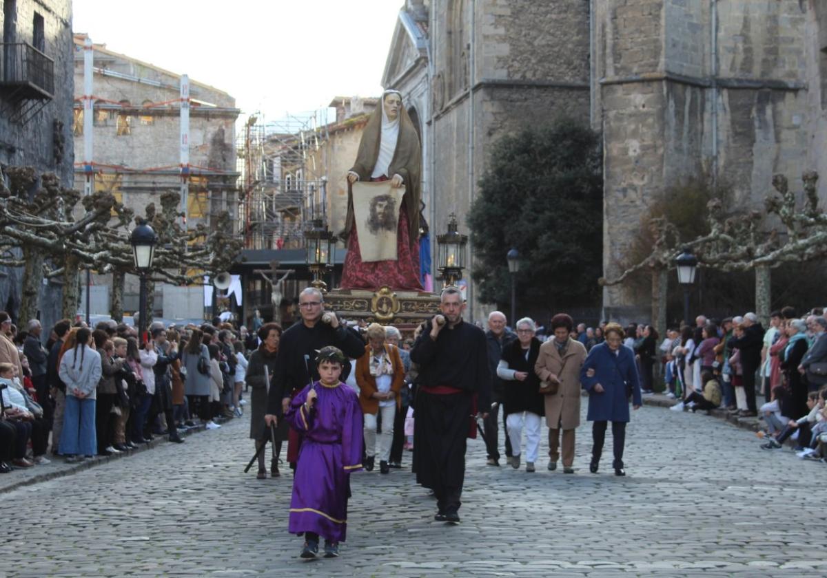 Nueve pasos en la procesión de Viernes Santo