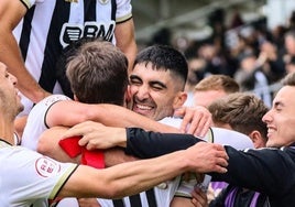 Olaortua celebra con sus compañeros el gol que marcó al Lugo, el primero de los tres que acabaron anotando los txuribeltz.