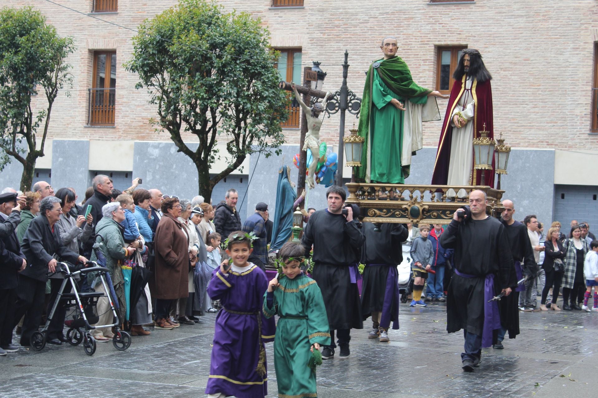 Una procesión más reducida de lo habitual en Azkoitia