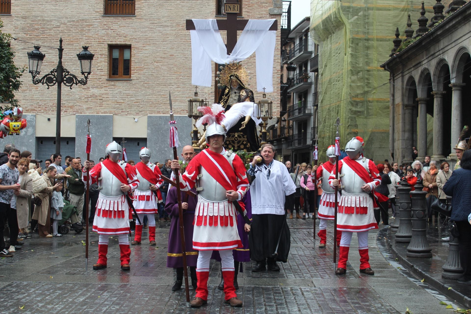 Una procesión más reducida de lo habitual en Azkoitia