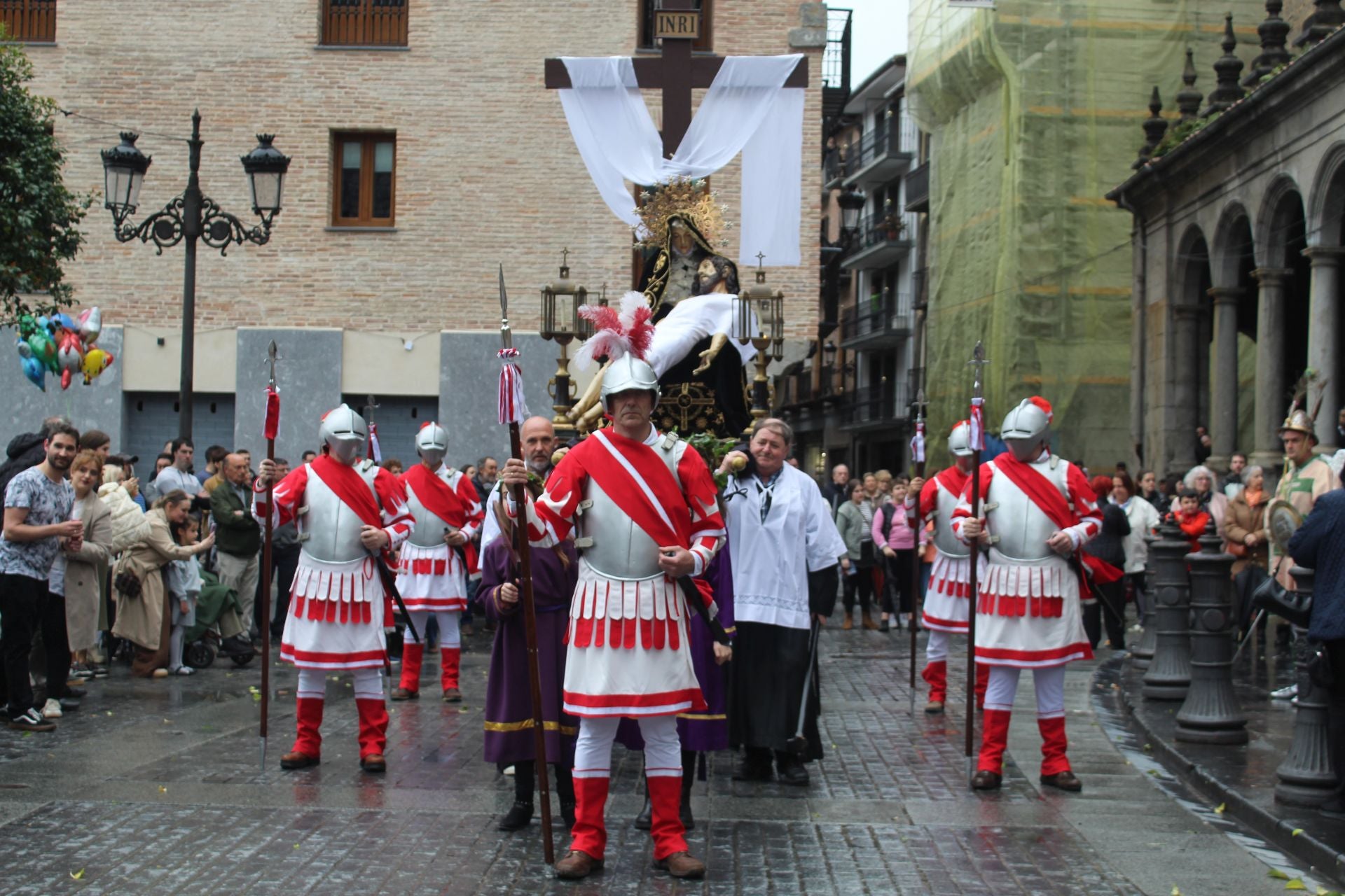Una procesión más reducida de lo habitual en Azkoitia