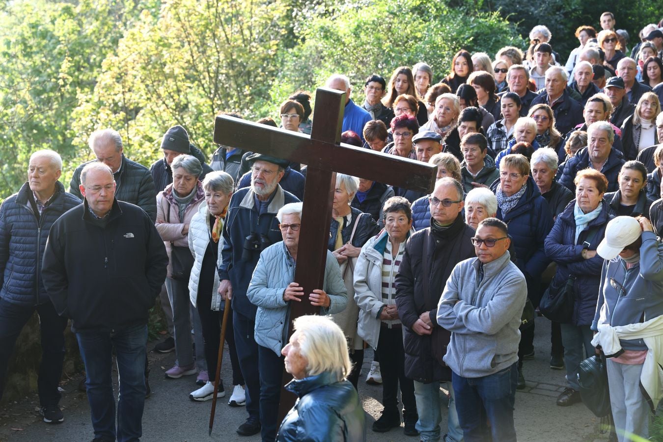El sol acompaña a los fieles en el Via Crucis al Cristo de la Mota