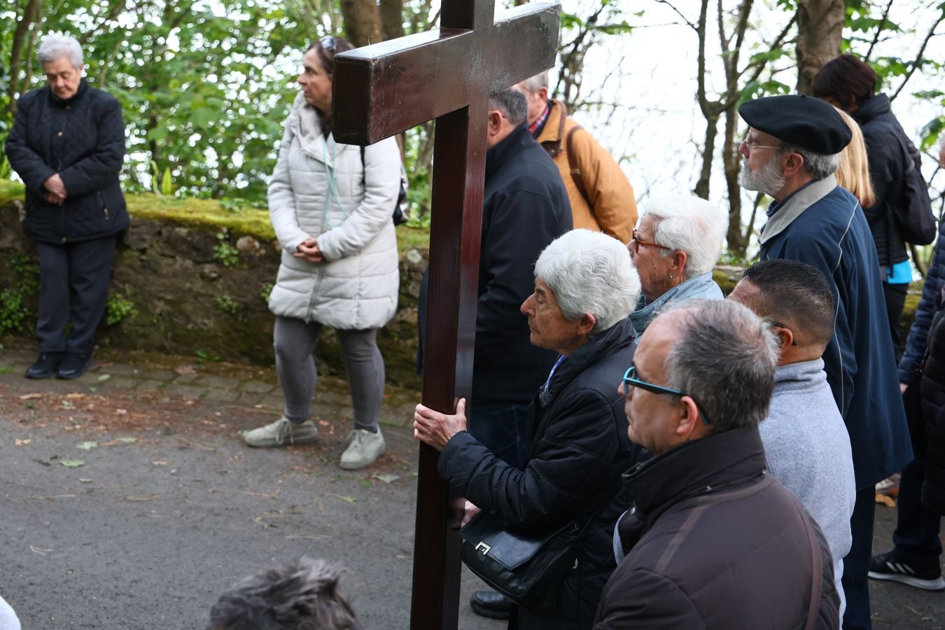 El sol acompaña a los fieles en el Via Crucis al Cristo de la Mota
