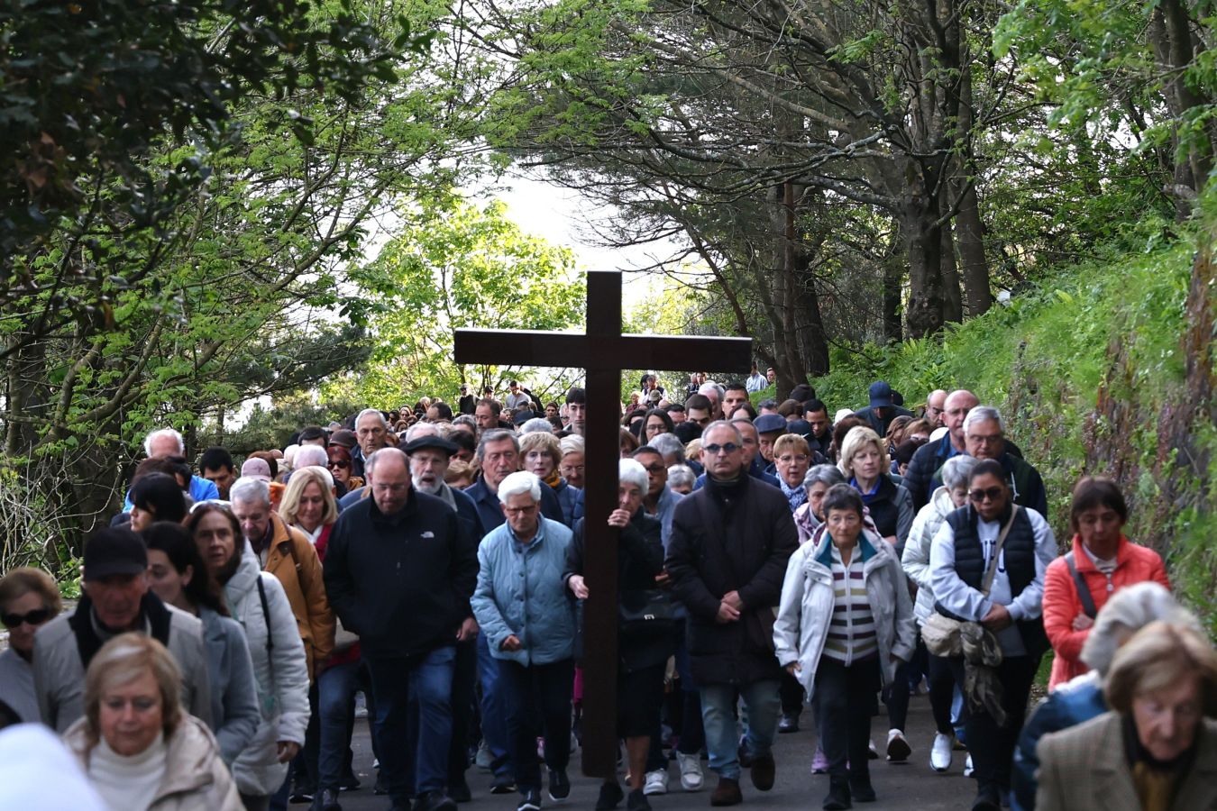 El sol acompaña a los fieles en el Via Crucis al Cristo de la Mota