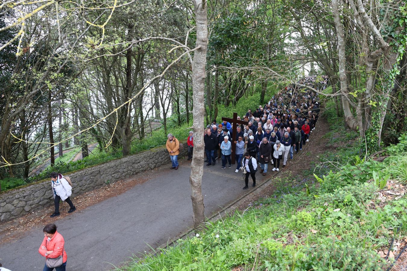 El sol acompaña a los fieles en el Via Crucis al Cristo de la Mota