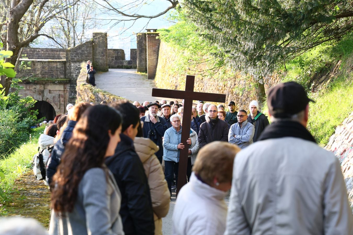 El sol acompaña a los fieles en el Via Crucis al Cristo de la Mota