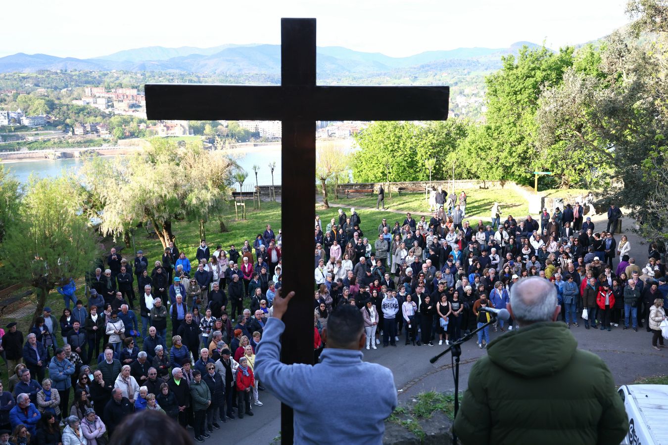El sol acompaña a los fieles en el Via Crucis al Cristo de la Mota