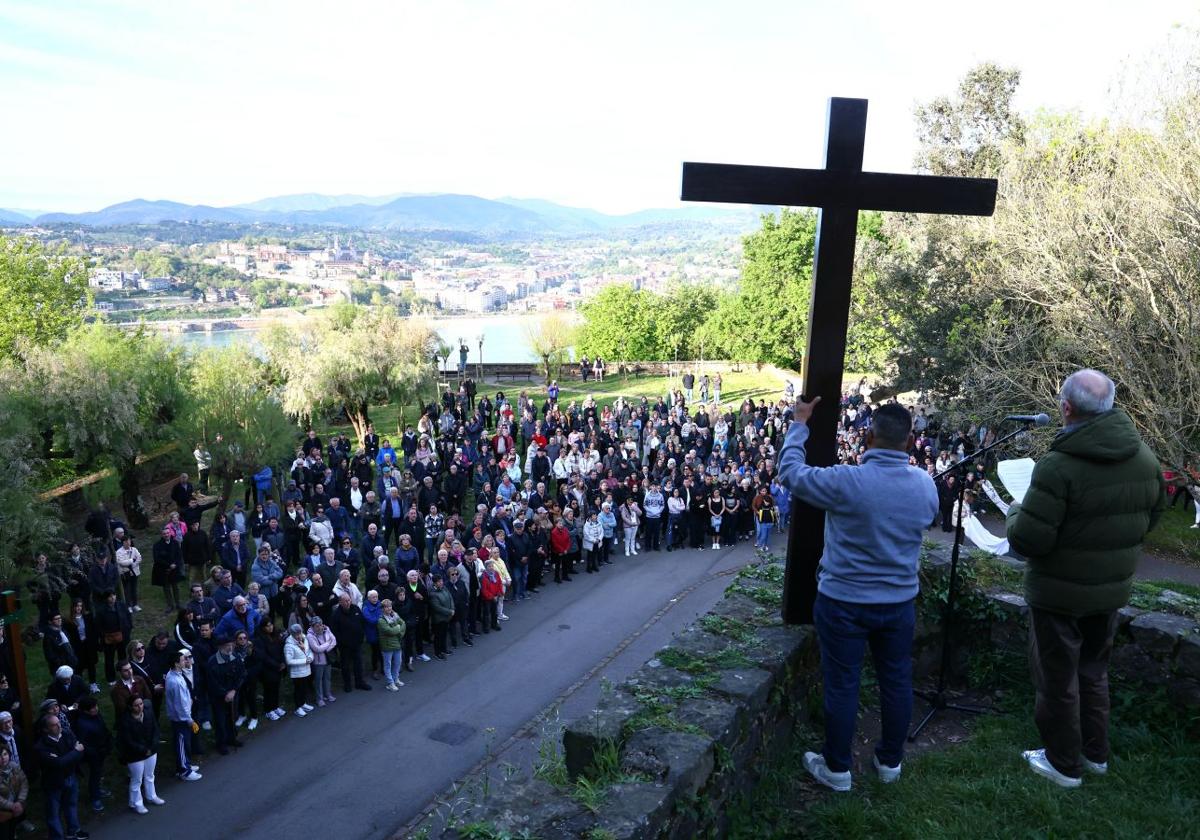 El sol acompaña a los fieles en el Via Crucis al Cristo de la Mota