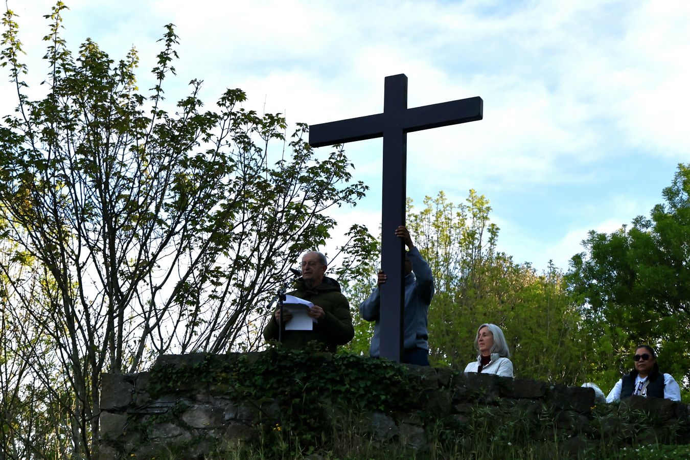 El sol acompaña a los fieles en el Via Crucis al Cristo de la Mota