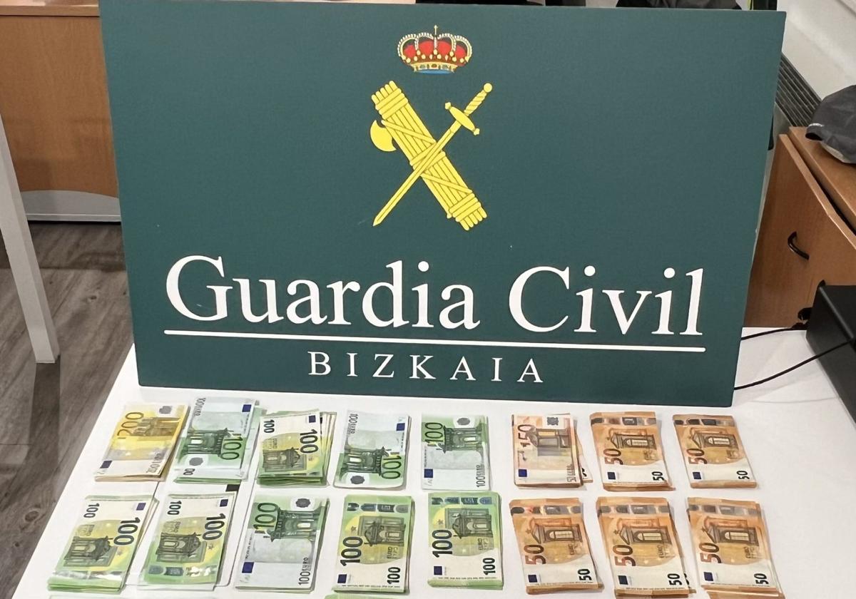 Incautan a un pasajero 24.100 euros en efectivo en el aeropuerto de Loiu
