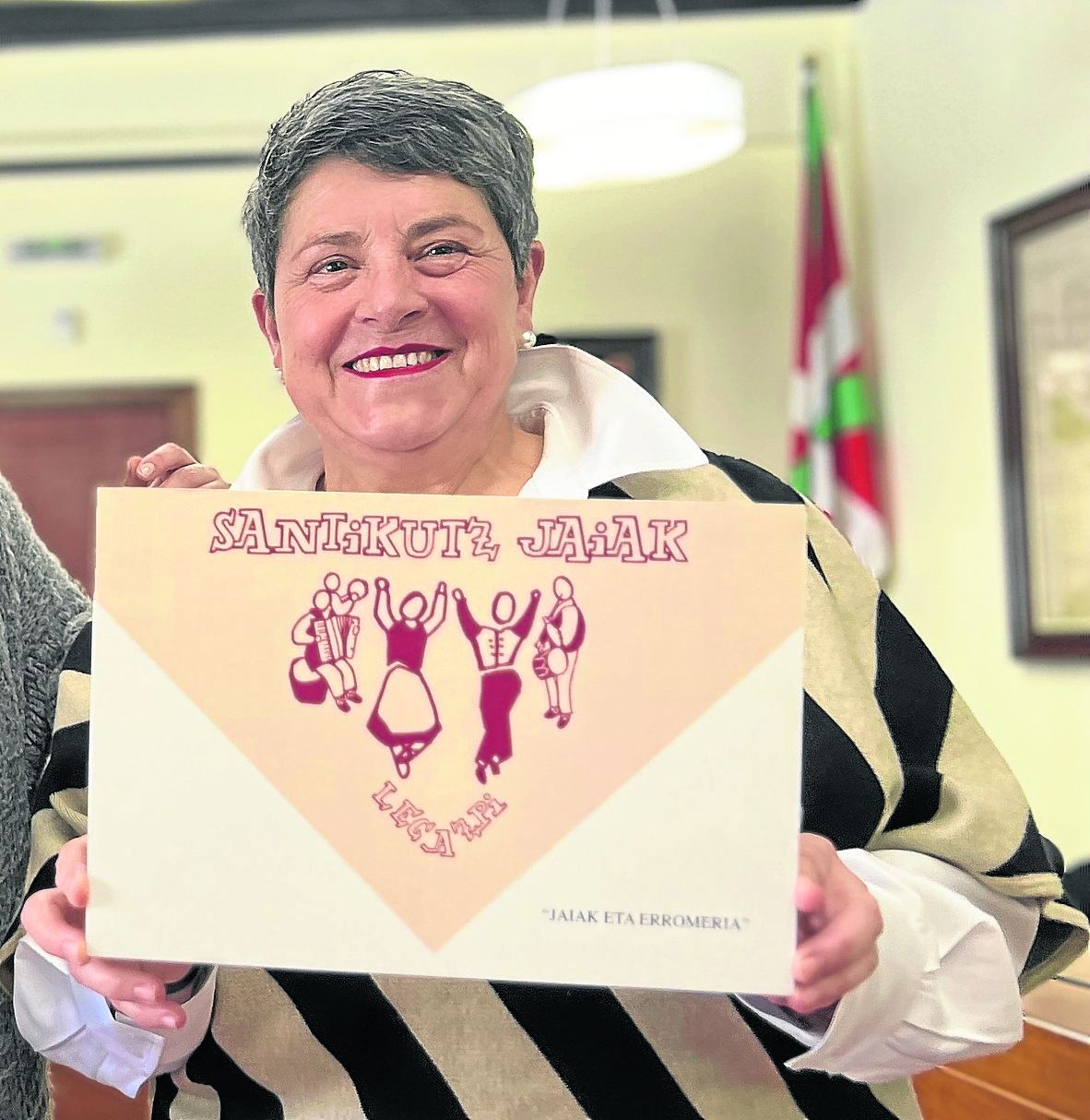 Espe Larraza con su diseño, protagonista del pañuelo de fiestas.