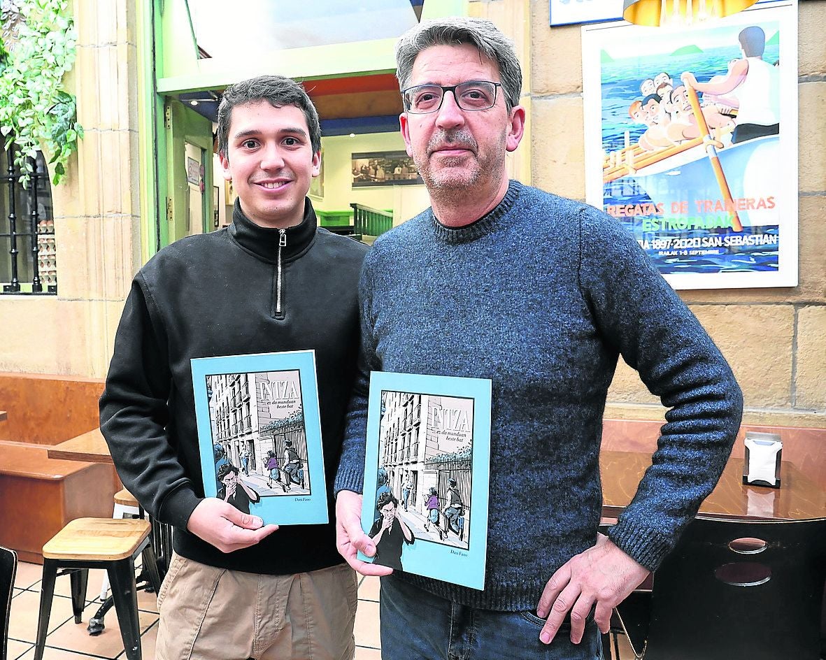 Asier y Koldo Astrian, nieto e hijo de Coro Solana, posan en el Intza con el cómic. Ellos son los actuales responsables del bar-restaurante.