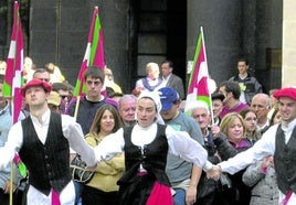 Un grupo de dantzaris en una celebración del Aberri Eguna de Bilbao.