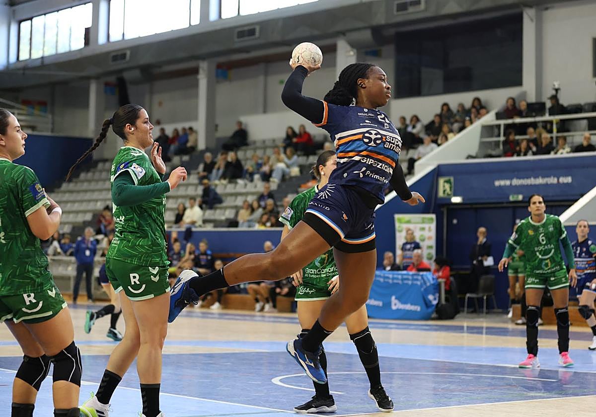 Lyndie Tchaptchet lanza a portería en el partido de este sábado.